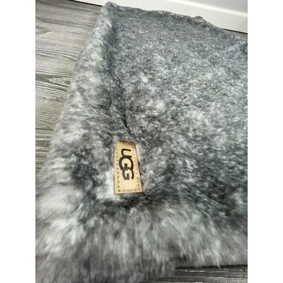 UGG Gray and White Pillowcase Sham Faux Fur Soft & Fluffy King Size 20 x 36" - Picture 3 of 11